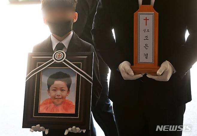 [수원=뉴시스] 김종택 기자 = 지난 10일 경기도 수원시 권선구 스쿨존에서 우회전 신호 위반 버스에 치여 숨진 초등학생 조은결(8)군 발인이 14일 수원 아주대병원 장례식장에서 엄수되고 있다. 2023.05.14. jtk@newsis.com *재판매 및 DB 금지