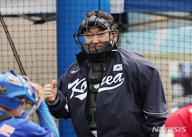 [서울=뉴시스] 전신 기자 = 윤석열 대통령이 14일 서울 용산어린이정원 내 야구장에서 열린 2023 대통령실 초청 전국 유소년 야구대회 결승 경기에 앞서 심판 복장을 하고 구심으로 등장하고 있다. (대통령실통신사진기자단) 2023.05.14. photo1006@newsis.com