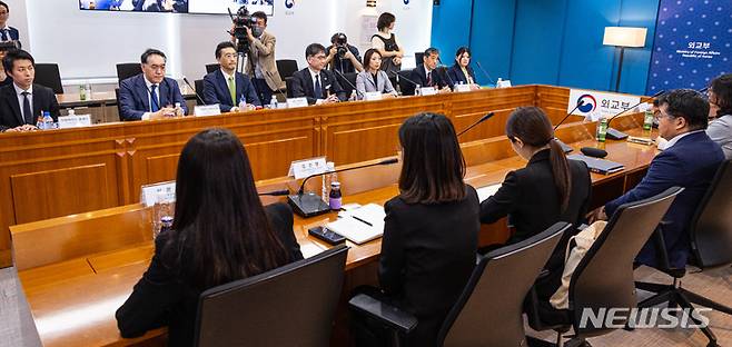 [서울=뉴시스] 배훈식 기자 = 윤현수 외교부 기후환경과학외교국장과 카이후 아츠시 일본 군축불확산과학부장 등 후쿠시마 원자력발전소 오염수 현장 시찰단 파견 관련 양국 실무진들이 12일 오후 서울 종로구 외교부 청사에서 첫 협의를 진행하고 있다. (공동취재사진) 2023.05.12. photo@newsis.com