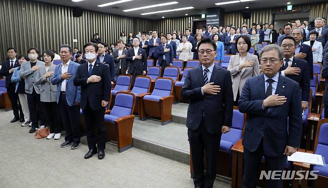 [서울=뉴시스] 고범준 기자 = 이재명 더불어민주당 대표, 박광온 원내대표 등 참석 의원들이 14일 오후 서울 여의도 국회에서 열린 의원총회에서 국민의례를 하고 있다. 2023.05.14. bjko@newsis.com