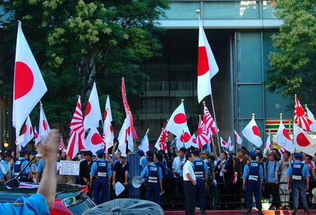 ▲ 본 극우파들은 군국주의 시절을 그리워하면서 새 역사교과서를 통해 전쟁범죄로 얼룩진 과거사를 지우고 싶어 한다. 그들이 여는 집회엔 어김없이 욱일기가 보인다. ⒸAbasaa
