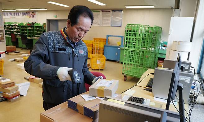 매일 아침 강원도 화천우체국에서 우편물을 분류하면서 김상준 집배원의 일과가 시작된다.