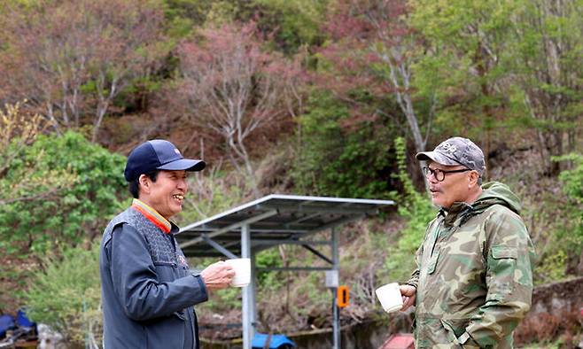 마을에 이주해 12년째 거주 중인 지승공예가 나서환씨와 커피를 마시며 대화하고 있다.