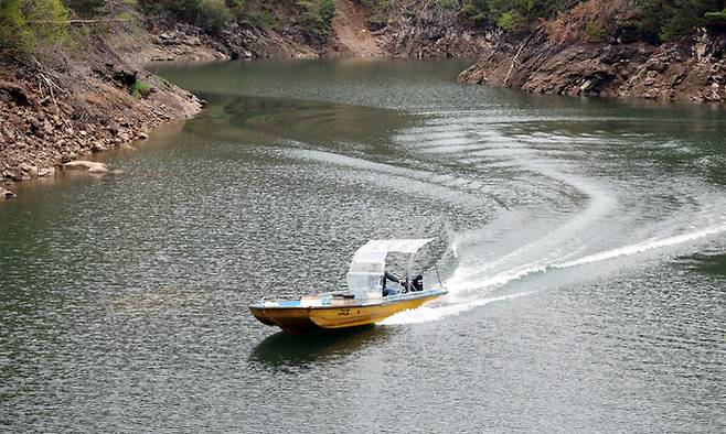 김상준 집배원의 보트가 다음 배달 가정을 향해 파로호를 달리고 있다.