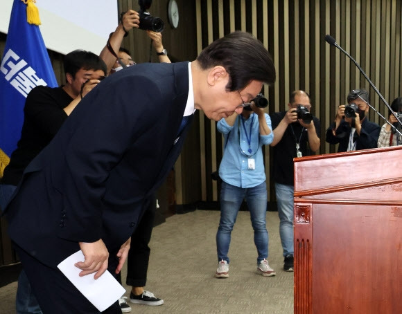 더불어민주당 이재명 대표가 14일 국회에서 열린 당 의원총회에 참석해 사과 인사하고 있다 2023.5.14 연합뉴스