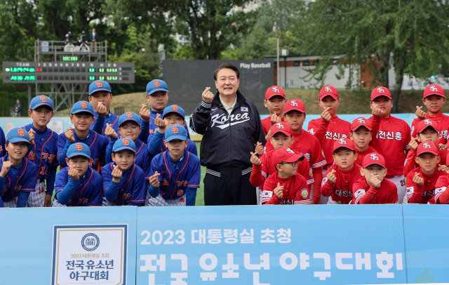 윤석열 대통령이 14일 서울 용산어린이정원 야구장에서 열린 2023 전국 유소년 야구대회 결승전에 참가한 어린이 야구선수들과 기념 촬영을 하고 있다. / 연합뉴스