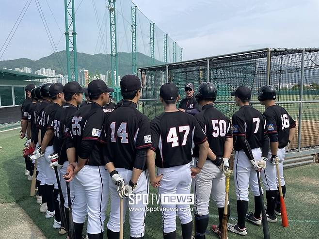 ▲물금고 선수들이 훈련 시작 전 미팅하고 있다. ⓒ양산, 최민우 기자