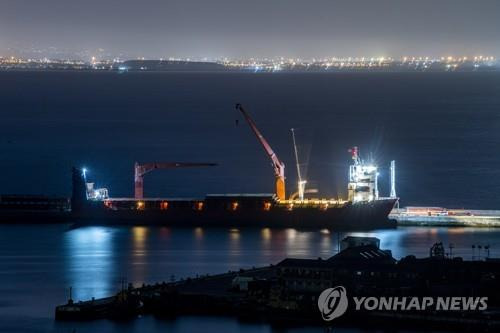 지난해 12월 남아공 케이프타운 사이먼스타운 해군기지에 정박한 러시아 화물선 [AP 연합뉴스 자료사진. 재판매 및 DB 금지]