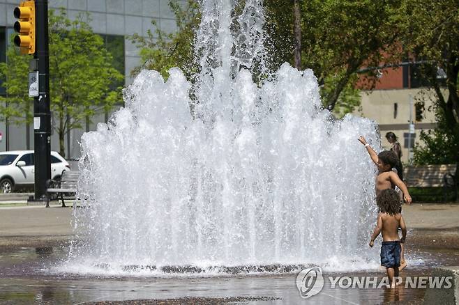 미국 오리건주 포틀랜드에 닥친 폭염에 분수대에서 더위 식히는 아이들 [AP=연합뉴스(The Oregonian via AP). 재판매 및 DB 금지]