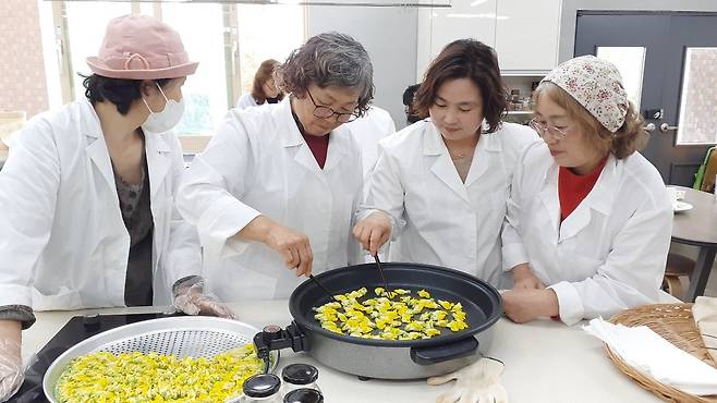 꽃차 수업하는 학생들 (전주=연합뉴스) 김진방 기자