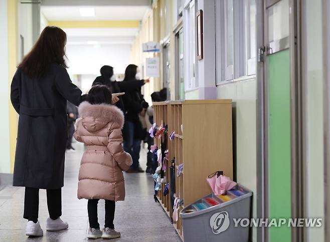 학교 둘러보는 예비 초등학생과 학부모(기사와 관련 없음) [연합뉴스 자료사진]