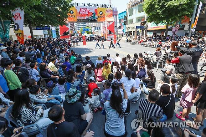 축제로 활기 넘치는 대구 (대구=연합뉴스) 윤관식 기자 = 14일 오후 대구 중구 동성로 인근 국채보상로에서 열린 '파워풀 대구 페스티벌'에서 시민들이 공연을 즐기고 있다. 2023.5.14 psik@yna.co.kr