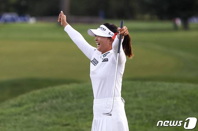 고진영이 15일(한국시간) 열린 LPGA투어 파운더스컵에서 우승을 확정한 뒤 기뻐하고 있다. ⓒ AFP=뉴스1