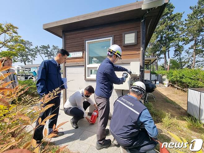 어촌체험휴양마을인 함평 돌머리 지역에 대한 안전점검.(전남도 제공) 2023.5.15/뉴스1