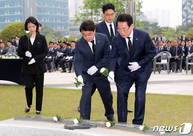 김영록 전라남도지사가 15일 오전 전남도청 앞 광장에서 '오월의 정신을, 오늘의 정의로!'를 주제로 열린 ‘전남 5·18민중항쟁 43주년 기념식’에서 헌화하고 있다. (전남도 제공) 2023.5.15/뉴스1