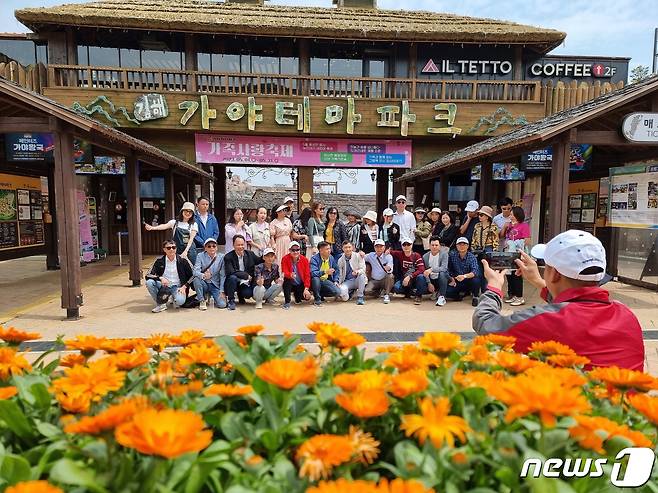 10일 김해가야테마파크를 찾은 베트남 관광객들이 기념촬영을 하고 있다.(김해시 제공)