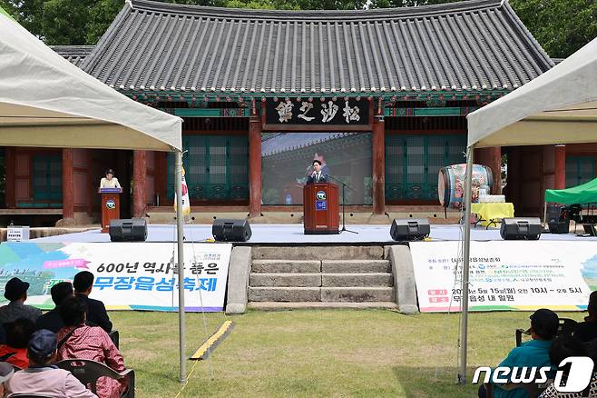 (고창=뉴스1) 박제철 기자 = 축성 606주년을 기념하는 ‘제3회 무장읍성 축제’가 15일 역사와 문화의 산실인 전북 고창군 무장읍성 일원에서 ‘과거와 현대를 아우르다’를 주제로 열렸다. 심덕섭 군수가 축사를 하고 있다.(고창군 제공)2023.5.15/뉴스1