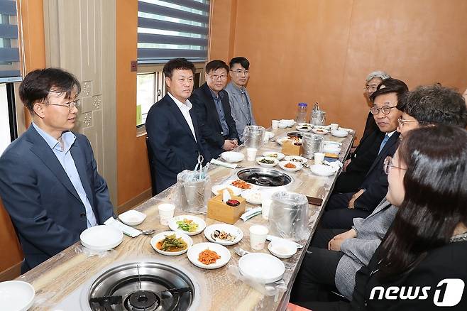 전북 정읍시는 15일 신정동 연구개발특구 내 연구기관과의 소통 강화와 협력을 위해  '연구기관장 정책협의회'를 개최했다. 협의회를 마치고 이학수 시장이 연구기관 기관장들과 오찬을 하고 있다.(정읍시 제공)2023.5.15/뉴스1