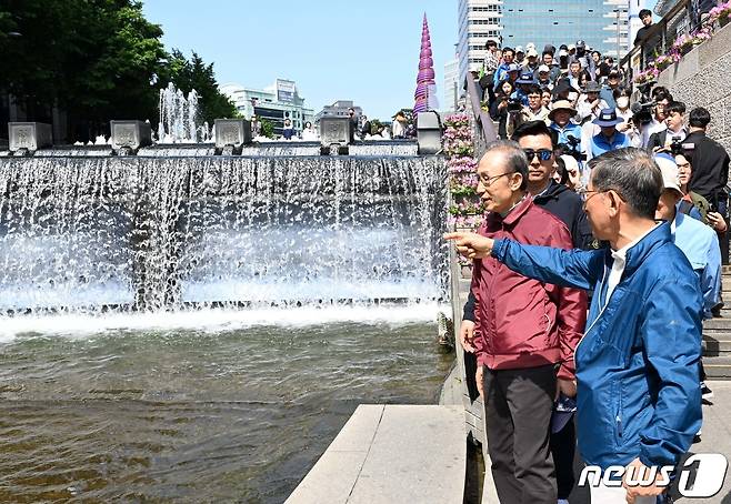 이명박 전 대통령이 15일 서울시장 재임 당시 청계천 복원사업에 함께했던 서울시 공무원 모임인 '청계천을 사랑하는 모임(청사모)' 구성원 등과 서울 청계천을 산책하고 있다. 청계천 복원사업은 이 전 대통령의 서울시장 재임 시절 대표적인 치적 중 하나로 꼽힌다. (공동취재) 2023.5.15/뉴스1 ⓒ News1 이승배 기자