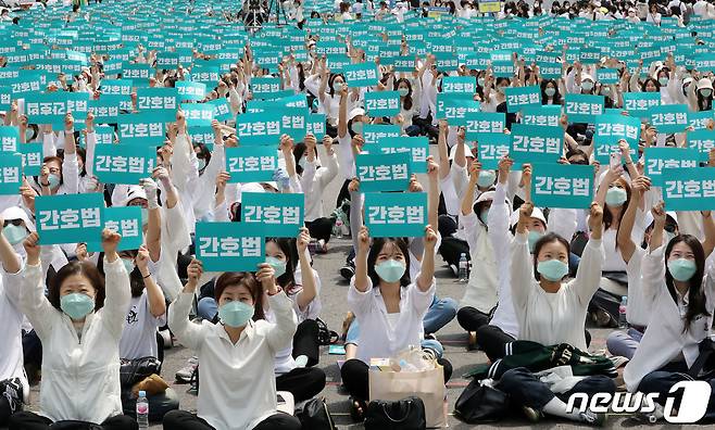 대한간호협회 간호사들이 12일 오후 서울 동화면세점 앞 세종대로에서 열린 국제간호사의 날 기념 집회에서 피켓을 들고 간호법 제정을 촉구하고 있다. 2023.5.12/뉴스1 ⓒ News1 박세연 기자