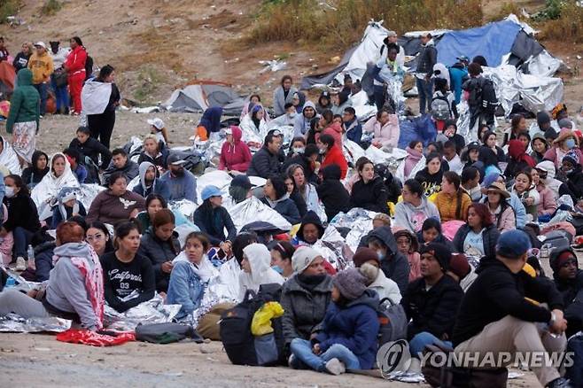 지난 11일(현지시간) 미국 샌디에이고 인근 멕시코와의 국경 지대에 중남미 출신 이민자들이 미국 입국 신청을 위해 대기하고 있다. [이미지출처=로이터연합뉴스]