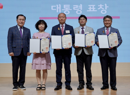 충남교육청은 15일 도교육청 대강당에서 스승의 날을 맞아 유공 교원 표장 수여식을 가졌다. 사진 왼쪽부터 김지철 교육감과 대통령 표창 수상자들(왼쪽부터 한들물빛중 윤순용 교사. 엄사초 전병현 교장. 대산중 김종천 교사. 충남예술고 정태수 교장). 사진=충남교육청 제공