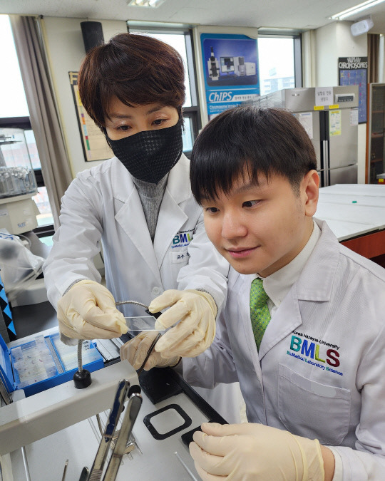 나사렛대 강지언 임상병리학교수(왼쪽)와 최인영 씨. 사진=나사렛대 제공