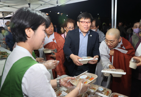 괴산군은 지난 13일 관내 푸드테크 기업인 농업회사법인 뜨란의 신제품 시식회를 개최했다. 사진은 반주현 부군수를 비롯 괴산사암연합회 스님, 신도 등 100여 명이 대체단백질로 요리한 3가지 사찰음식과 닭강정을 시식했다.     사진=괴산군 제공