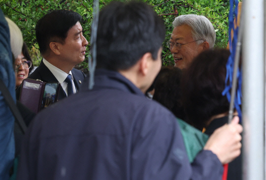 이해식(왼쪽) 더불어민주당 의원이 문재인(오른쪽) 전 대통령과 지난달 25일 경남 양산시 하북면 평산마을 자신의 책방 '평산 책방'에서 대화를 나누고 있다. 연합뉴스.