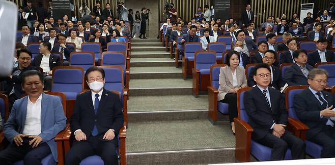 이재명 대표 등 더불어민주당 의원들이 14일 국회에서 열린 당 의원총회에 참석하고 있다. 연합뉴스