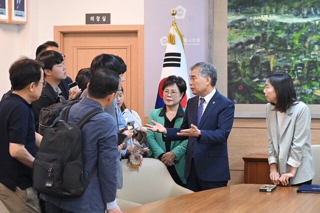 김현기 서울시의회 의장이 15일 ‘서울시교육청 기초학력 보장 지원에 관한 조례’를 의장 직권으로 공포한 뒤 기자들 질문에 답하고 있다. 서울시의회 제공