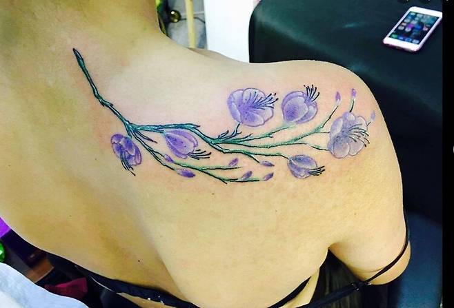 김미경 화가의 딸은 어머니가 그린 진달래꽃 그림을 타투로 옮겼다. 김미경 제공