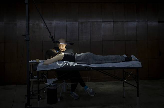 김도윤 타투이스트가 작업 준비를 하고 있다. 김진수 선임기자 jsk@hani.co.kr