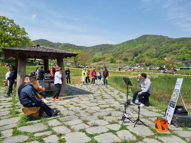 지난 주말 상당산성을 찾은 청주 시민들이 산성 내 자연마당에서 버스킹을 감상하고 있다. 한덕동 기자