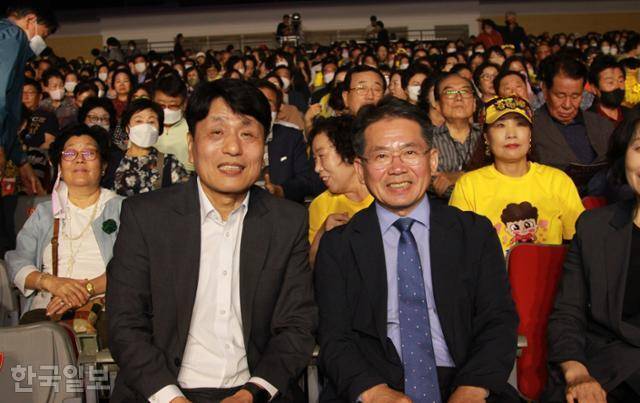 김진열(오른쪽) 군위군수는 "나이 드신 부모님도 한때는 빛나는 청춘이었다. 누가 놀 줄 모르고 누가 실컷 웃고 싶지 않을까. 그저 자식들 때문에 뒤로 미루고 참고 살아온 것이 부모의 삶이다"며 "박서진의 '누이'를 들으며 고향의 누이를 시작으로 소녀에서 어머니가 됐던 애절한 가사는 아니지만, 어버이날 들으니 울림이 컸다"고 말했다. 김민규 기자