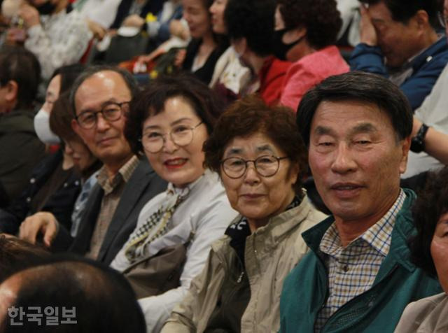 이상문(오른쪽 첫번째) 전 의성축협 조합장은 "이름은 기억나지 않지만 '어느 60대 노부부의 이야기'를 부른 가수가 기억이 난다. 가사 전달이 너무 좋아서 노랫말 속의 사연들이 하나하나 가슴에 박히는 듯했다. 한평생 자식들 위해 마음 졸이고 사는 것이 부모다. 공연을 잘 준비하고 또 멋진 무대를 펼쳐준 공연진들에게 감사하다"고 말했다. 김민규 기자