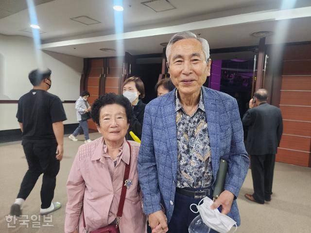 군위에 살고 있는 손영수, 서해연씨 부부는 동갑인 82세다. 콘서트를 보기 위해 군위에서 손을 잡고 이곳을 찾았다. 김민규 기자