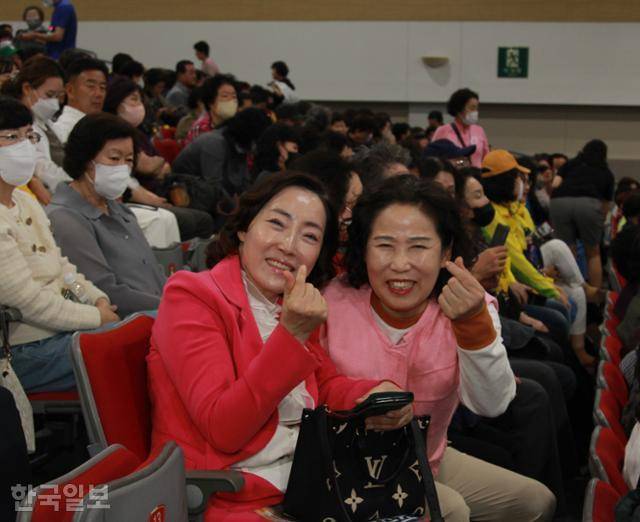 성주에서 온 류기자(오른쪽·62)씨는 "매년 대구한국일보 콘서트를 찾는데 매번 다양한 볼거리를 볼 수 있어 너무 좋다"며 "지난해 월드컵경기장에서 트롯페스티벌에 이어 이번에는 실내공연이 정말 다채로운 공연을 볼 수 있었다"고 말했다.