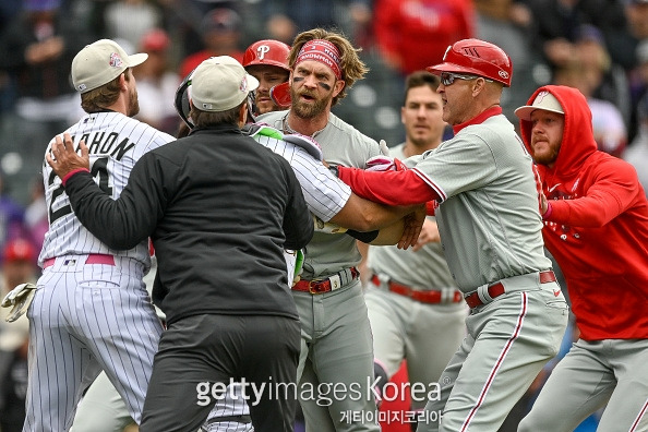 하퍼가 상대 투수의 도발적 행동에 더그아웃을 뛰쳐 나오자 양 팀 선수단이 말리고 있다. 게티이미지 