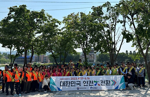 지난 11일 경기도 양평군 양수리 전통시장에서 '제249차 안전점검의 날' 캠페인 기념사진을 촬영하고 있다. [사진=양평군]