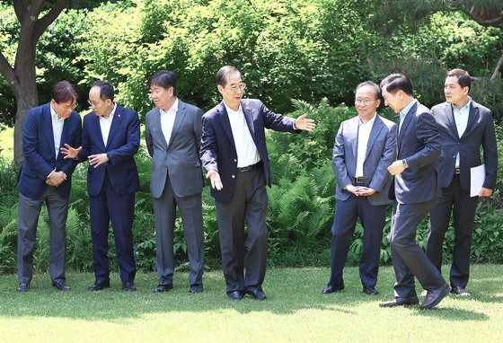 한덕수 국무총리가 14일 서울 총리공관에서 열린 고위당정협의회에서 김기현 국민의힘 대표에게 기념촬영 자리를 안내하고 있다. 왼쪽부터 이관섭 대통령실 국정기획수석, 추경호 경제부총리, 김대기 대통령비서실장, 한 총리, 국민의힘 윤재옥 원내대표, 김 대표, 박대출 정책위의장. 김현동 기자