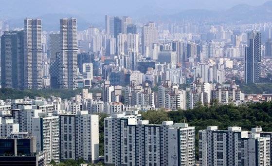 서울 중구 남산 전망대에서 아파트 단지가 보이고 있다.  서울 아파트 거래량이 늘고 있지만 일부 대단지에 편중되고 있다는 지적이 나온다. 뉴스1