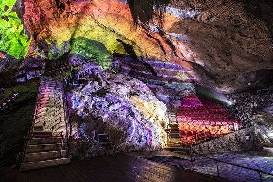 350석 규모로 2013년 개관해 다양한 공연을 펼친 동굴예술의전당.