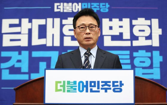 박광온 더불어민주당 원내대표가 14일 오후 서울 여의도 국회에서 열린 쇄신 의원총회에서 모두발언을 하고 있다. 뉴스1