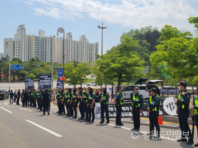 ▲ 양회동 열사 정신계승 강릉지역 공동대책위원회와 민주노총 건설노조 강원지부는 15일 원희룡 국토부 장관 방문에 맞춰 강릉시청 앞에서 ‘노조탄압 국토부 장관 사퇴’를 촉구하며 항의 시위를 벌였다.