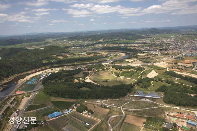 한탄강 곡류를 감싸안고 있는 전곡리 유적. 24만평 전체에서 구석기가 고루 출토되고 있다. 27만년전 구석기 타운이 존재했다는 이야기다.|전곡선사박물관 제공