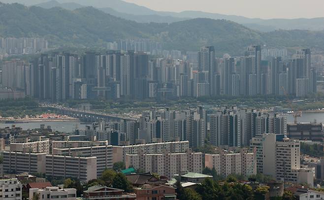 지난 14일 서울 남산에서 바라본 시내 아파트 단지. 연합뉴스