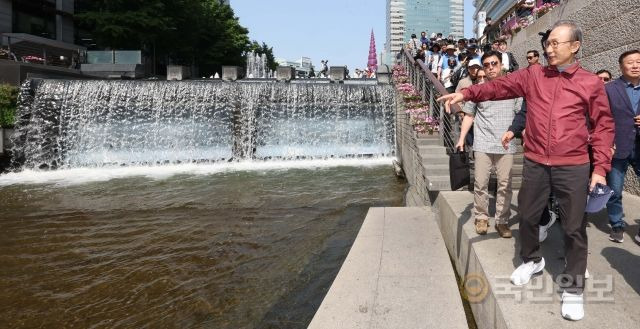 이명박 전 대통령이 15일 서울 청계광장에서 서울시장 재임 당시 청계천 복원사업에 함께했던 서울시 공무원 모임 '청계천을 사랑하는 모임(청사모)' 회원들과 함께 청계천 산책로를 걷고 있다.