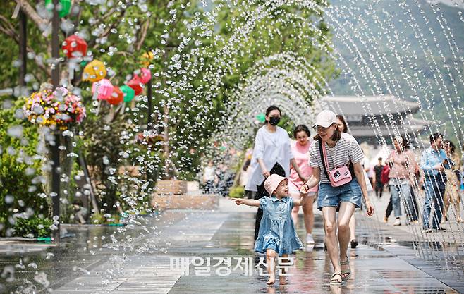 내륙을 중심으로 낮 기온이 30도까지 오르며 초여름 날씨를 보인 15일 오후 서울 종로구 광화문광장 분수대를 찾은 시민들이 물놀이를 하며 즐거운 시간을 보내고 있다. 2023.05.15 [박형기기자]