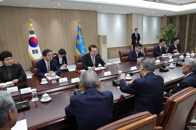 윤석열 대통령이 15일 서울 용산 대통령실 청사에서 한일 경제인 회의의 일본 대표단을 접견하고 있다. 2023.5.15 [대통령실 제공. 재판매 및 DB 금지]